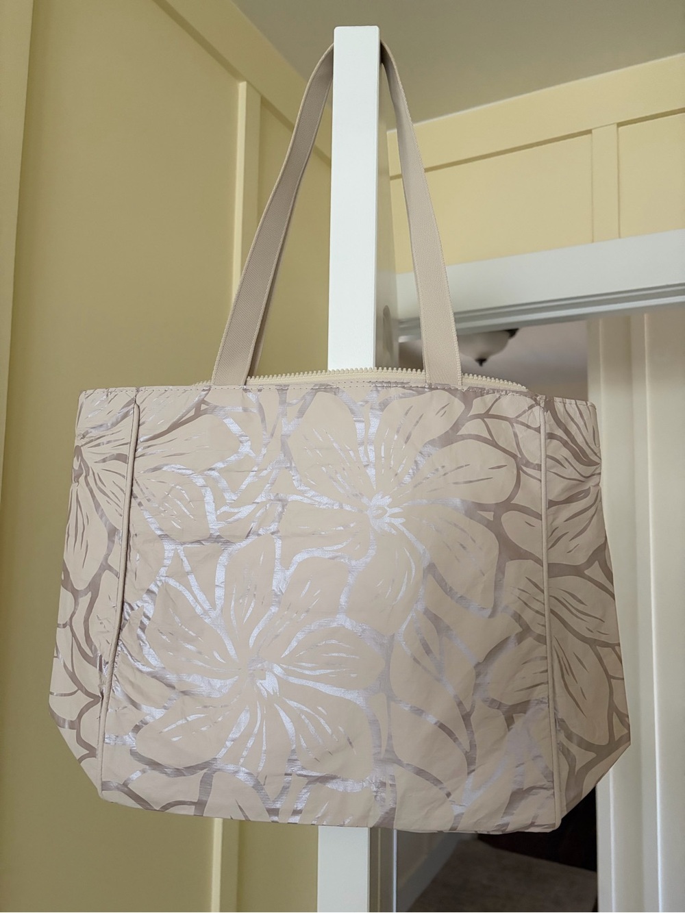 ALOHA Collection Backyard Go-To Tote bag - Picture 5 of 7